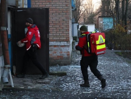  2023年11月25日，烏克蘭紅十字會(huì)救援人員在基輔市一棟遭空襲的居民樓實(shí)施清理和救助工作。新華社發(fā)（羅曼·佩圖什科夫攝）