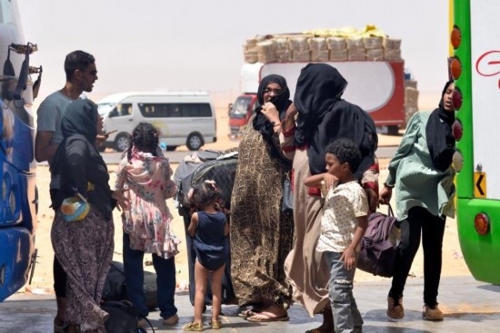  2023年4月27日，在埃及南部與蘇丹交界的阿爾根邊境口岸，人們離開蘇丹進(jìn)入埃及境內(nèi)。新華社發(fā)（拉德萬(wàn)攝）