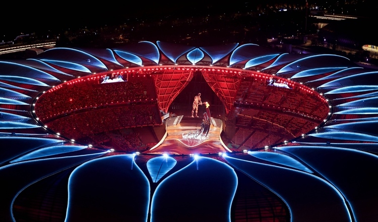 2023年9月23日，最后一棒火炬手汪順和數(shù)字火炬手在杭州亞運(yùn)會(huì)開幕式上點(diǎn)燃主火炬。新華社記者 程婷婷 攝