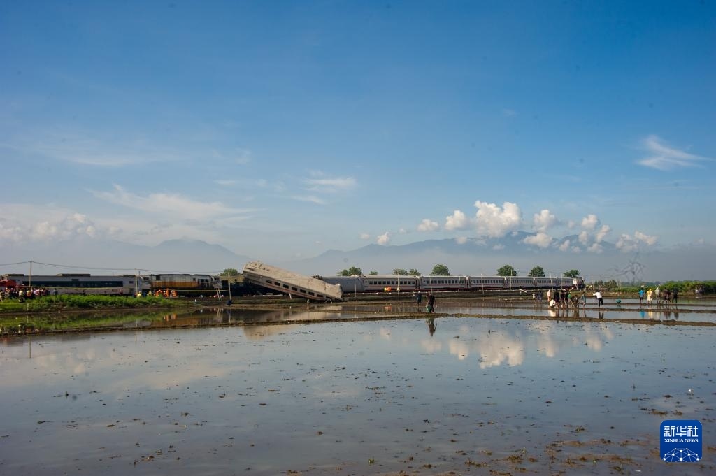 ?這是1月5日在印度尼西亞西爪哇省拍攝的列車相撞事故現(xiàn)場。新華社發(fā)（塞提安賈爾攝）