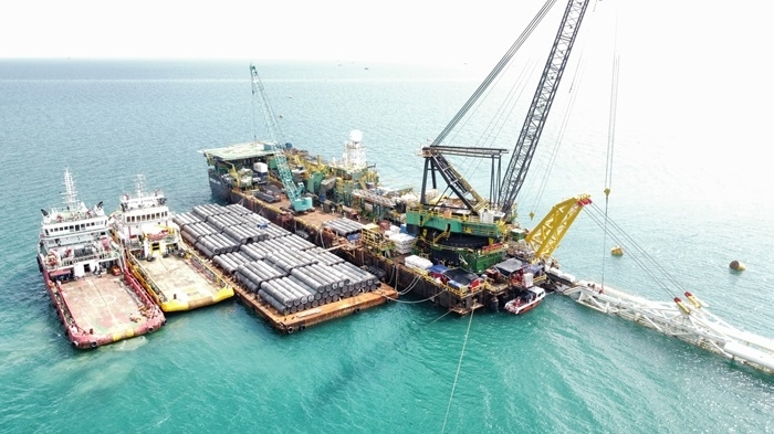 印尼拉維拉維項(xiàng)目52英寸海管拖拉頭準(zhǔn)確抵達(dá)登陸點(diǎn)。主辦方供圖