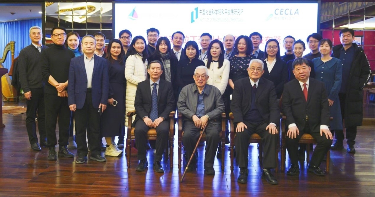 與會(huì)專家學(xué)者舉行合影。主辦方供圖