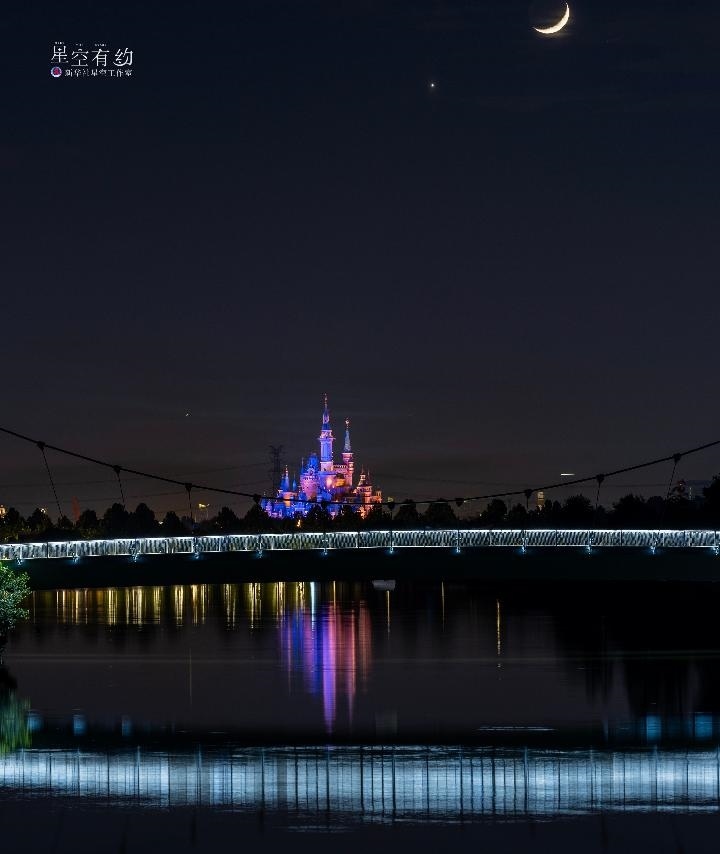 上海星空攝影愛好者陳悅?cè)A2023年5月23日在上海浦東拍攝的金星伴月。（本人供圖）