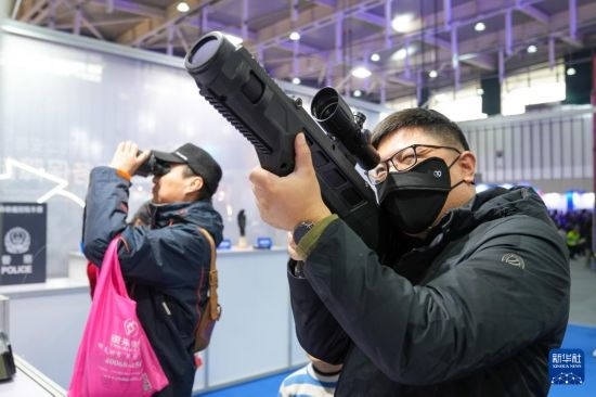 1月6日，觀眾在警營開放周活動現(xiàn)場體驗(yàn)警用激光炫目槍。