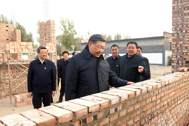 2023年11月10日，習(xí)近平總書記在河北保定涿州市刁窩鎮(zhèn)萬全莊村房屋重建施工現(xiàn)場考察。