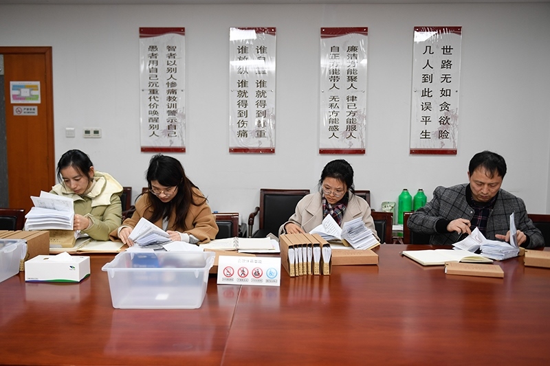 2020年1月8日，浙江寧波市北侖區(qū)紀(jì)委工作人員在檢查北侖區(qū)大數(shù)據(jù)發(fā)展管理中心2019年的公款消費票據(jù)，查找是否存在違規(guī)問題。