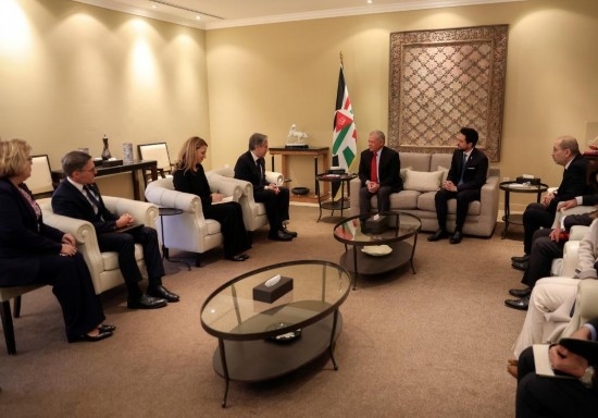 1月7日，約旦國王阿卜杜拉二世（中右）在安曼會見到訪的美國國務(wù)卿布林肯（中左）。新華社發(fā)（約旦王宮供圖）