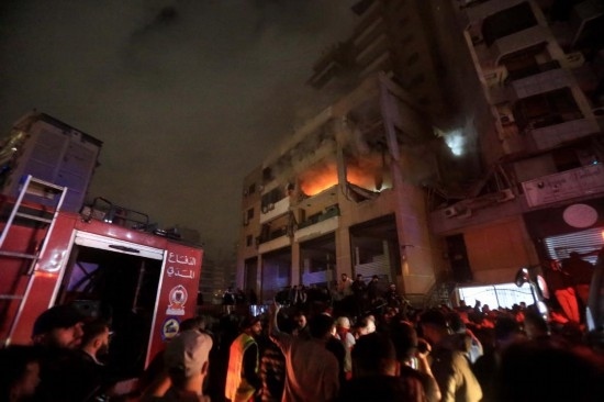 1月2日，人們聚集在黎巴嫩貝魯特南郊的以色列無人機襲擊現(xiàn)場。新華社發(fā)（比拉爾·賈維希攝）