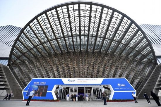 2023年10月30日，參會(huì)嘉賓步入長沙國際會(huì)議中心。當(dāng)日，以“全球發(fā)展 共享安全”為主題的博鰲亞洲論壇全球經(jīng)濟(jì)發(fā)展與安全論壇第二屆大會(huì)在湖南長沙開幕。新華社記者 陳振海 攝