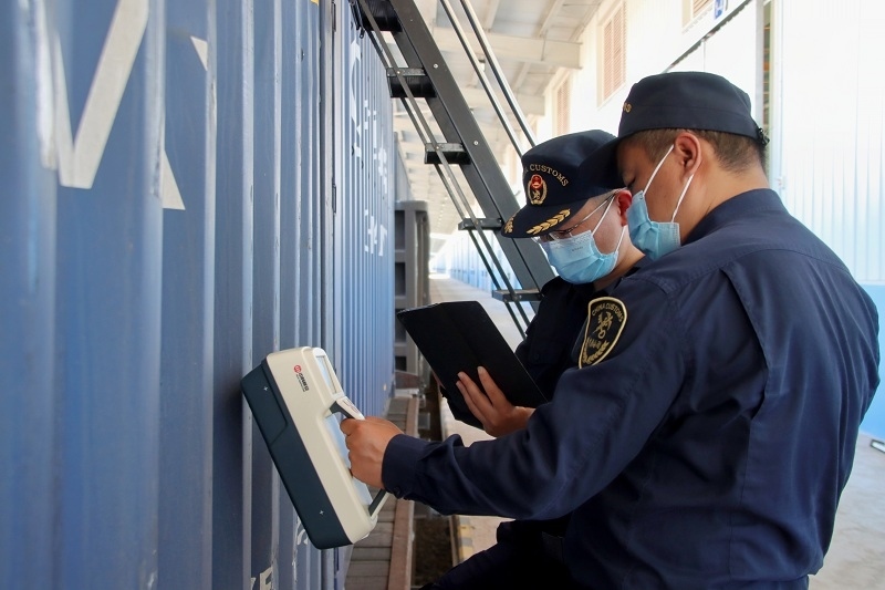 海關(guān)關(guān)員使用手持式輻射探測(cè)儀對(duì)中老鐵路入境貨物進(jìn)行檢測(cè)。張釋巍攝