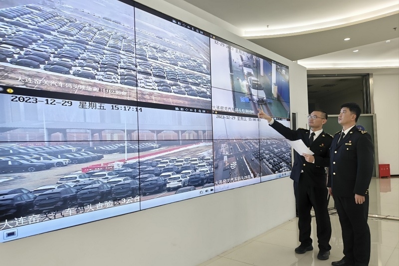 海關(guān)關(guān)員視頻巡查出口汽車場(chǎng)地。李進(jìn)攝