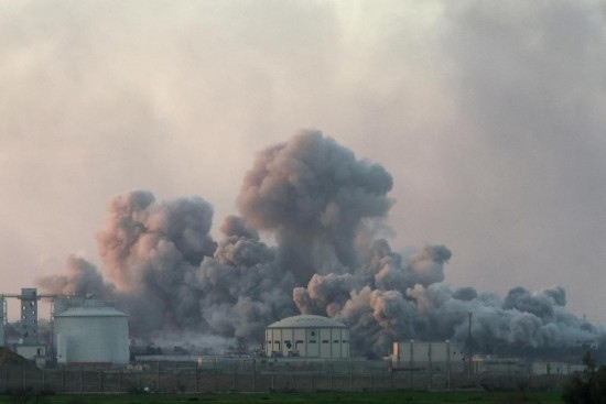  這是1月6日從加沙邊境以色列一側(cè)拍攝的加沙北部遭襲情況。新華社發(fā)（伊蘭·阿薩亞格攝/基尼圖片社）