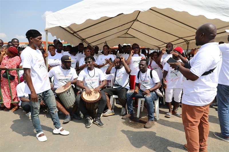 當(dāng)?shù)孛癖姂c祝通車。中建國際中西非公司供圖。