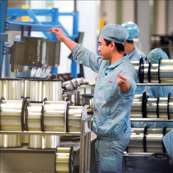 在位于武漢的長(zhǎng)飛光纖光纜股份有限公司光纖生產(chǎn)車(chē)間內(nèi)，工作人員對(duì)光纖進(jìn)行檢測(cè)（資料圖片）。肖藝九攝/本刊