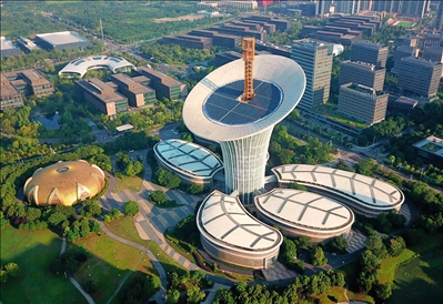 位于武漢光谷未來(lái)科技城的武漢新能源研究院大樓（2022年7月9日攝）。程敏攝/本刊