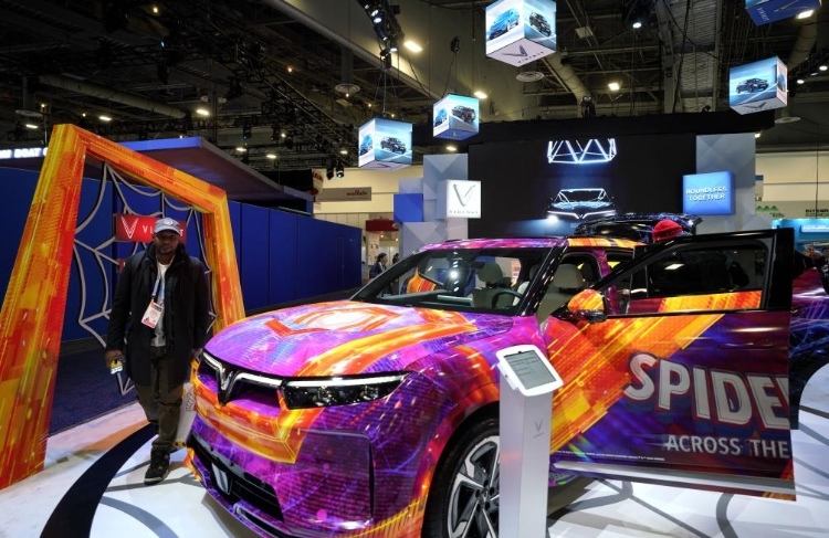 1月11日，人們?cè)诿绹?guó)拉斯維加斯消費(fèi)電子展越南電動(dòng)汽車制造商VinFast展臺(tái)參觀。新華社記者吳曉凌攝