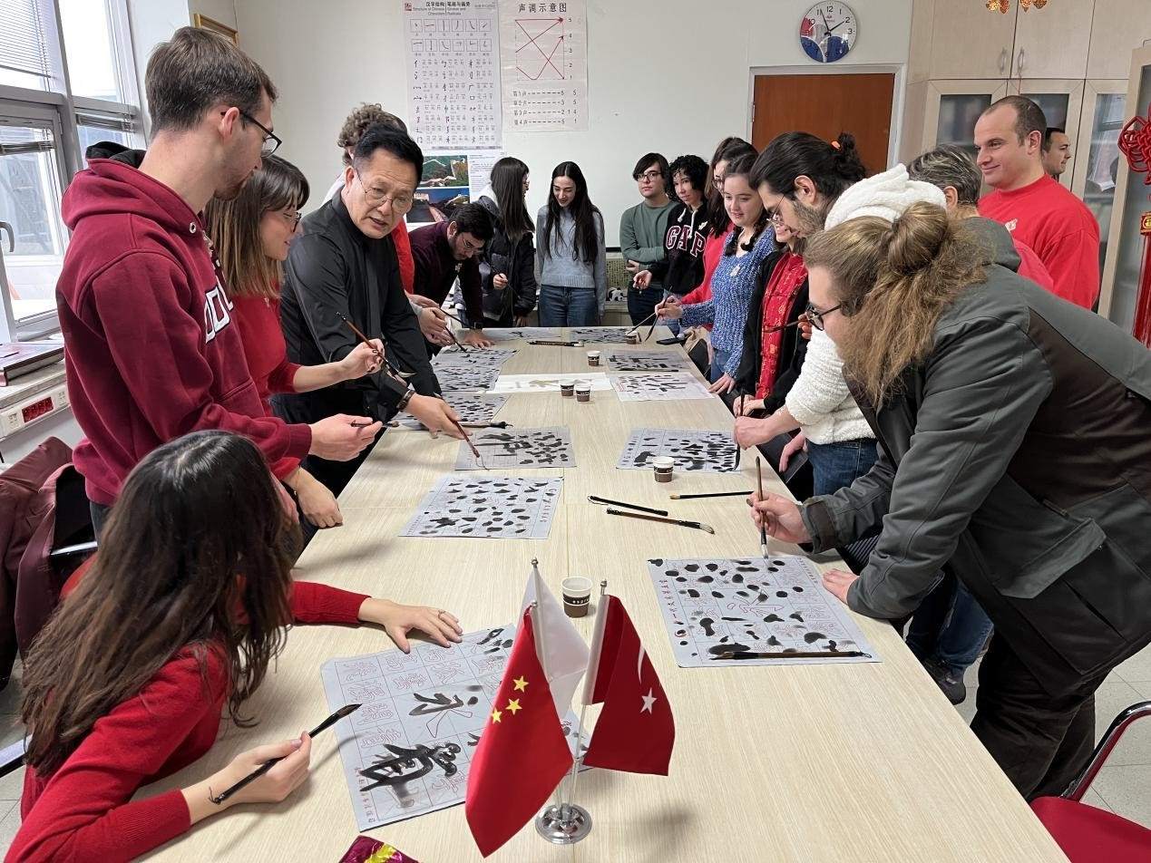 學(xué)生體驗(yàn)書法。中東技術(shù)大學(xué)孔院供圖