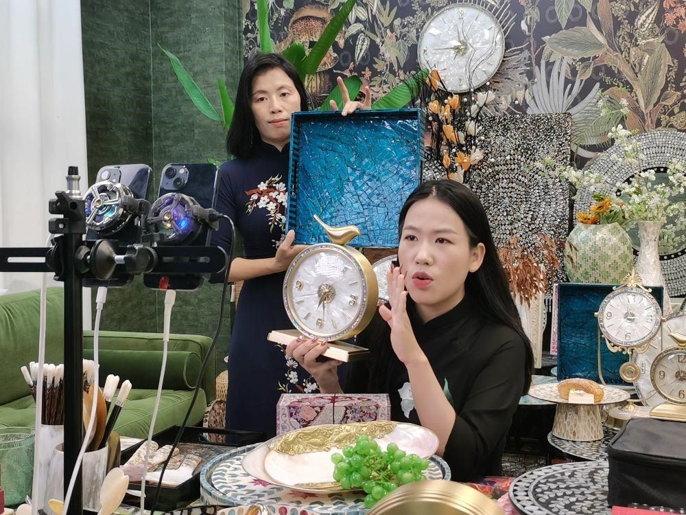 △在廣西防城港東興市一個電商直播間里，主播在進(jìn)行活動推介。