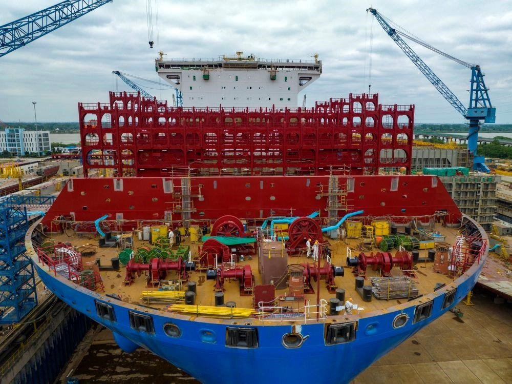 △2023年5月7日，江蘇揚(yáng)州中遠(yuǎn)海運(yùn)重工有限公司工人在作業(yè)。