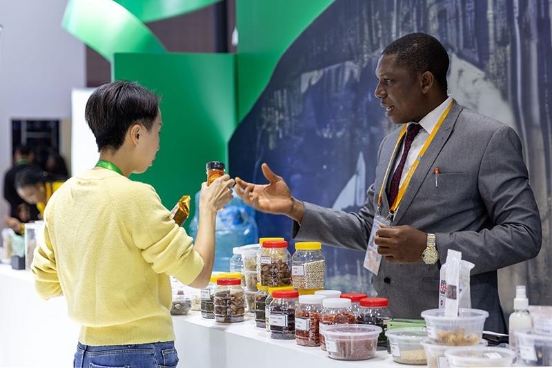 △2023年11月7日，在進(jìn)博會國家館尼日利亞館，展商介紹尼日利亞產(chǎn)品。