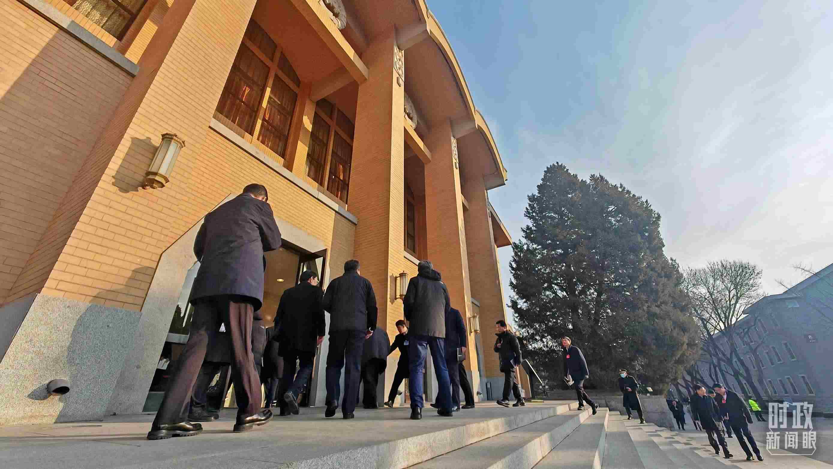 △省部級(jí)主要領(lǐng)導(dǎo)干部推動(dòng)金融高質(zhì)量發(fā)展專題研討班的學(xué)員們正在進(jìn)入會(huì)場。（總臺(tái)央視記者王策拍攝）