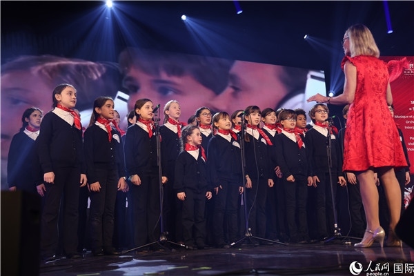 法國(guó)寶麗聲童聲合唱團(tuán)演唱《假如我去中國(guó)》。人民網(wǎng)記者 尚凱元攝