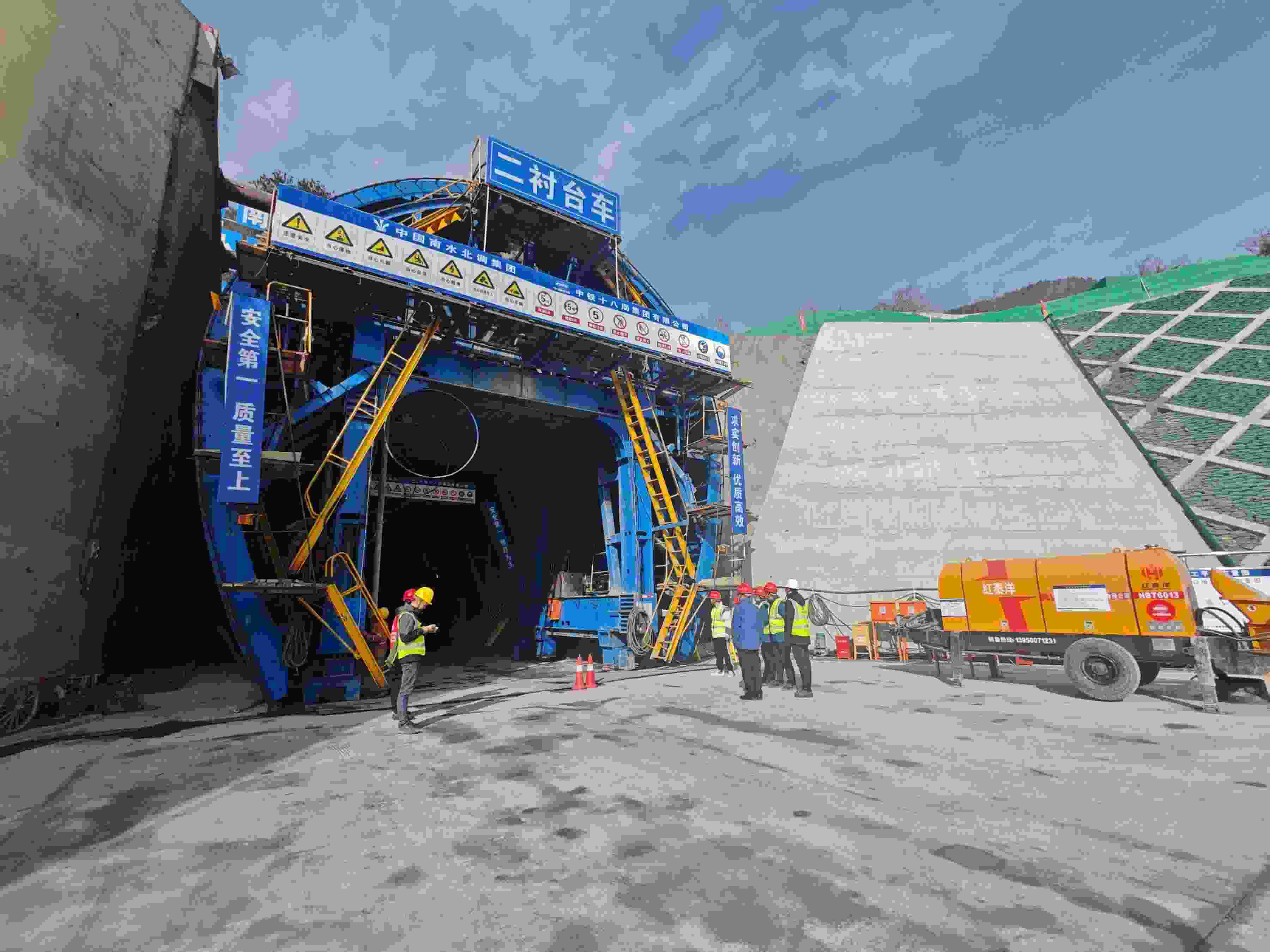 湖北省襄陽市?？悼h馬良鎮(zhèn)的引江補漢工程輸水隧洞8號平洞施工現(xiàn)場。受訪者供圖