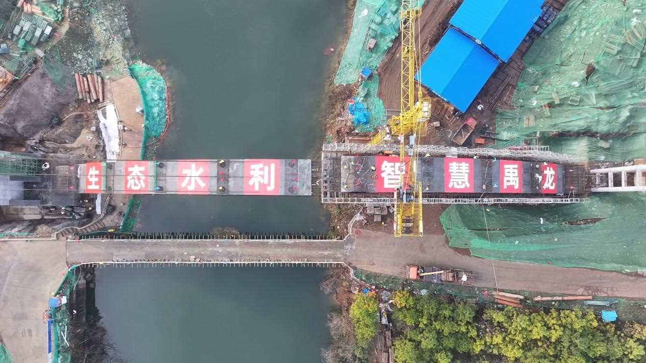 漳河灌區(qū)響水洞渡槽轉(zhuǎn)體合龍。受訪者供圖