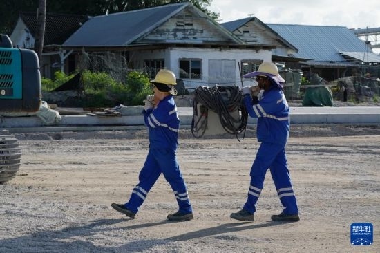 1月18日，工作人員在瑙魯艾沃港碼頭升級改造項目工地工作。新華社記者 王申 攝