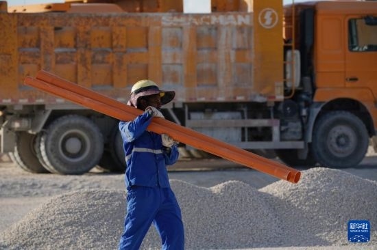 1月18日，工作人員在瑙魯艾沃港碼頭升級改造項目工地工作。新華社記者 王申 攝