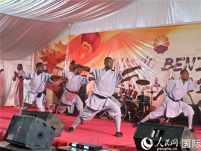 貝寧中國文化中心武術(shù)隊(duì)在進(jìn)行表演。人民網(wǎng)記者 黃培昭攝