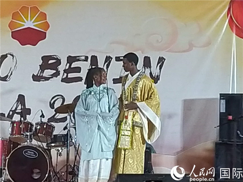 孔子學(xué)院的中國時(shí)裝秀表演。人民網(wǎng)記者 黃培昭攝