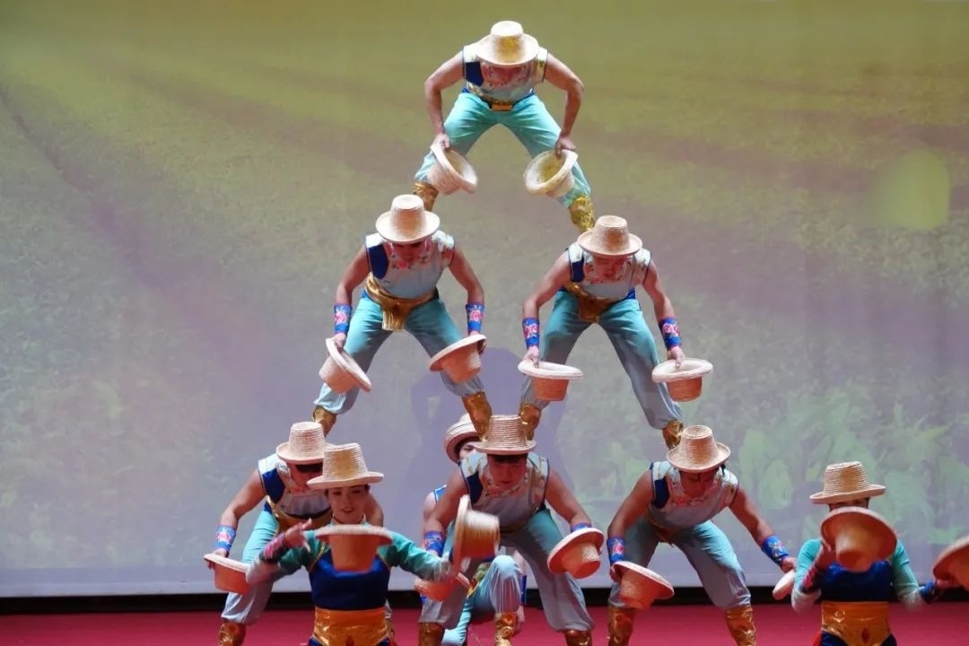雜技表演“草帽歡歌” 。貝寧中國文化中心供圖