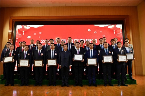 張漢暉為獲獎單位和個人頒發(fā)獎狀。駐俄羅斯使館供圖