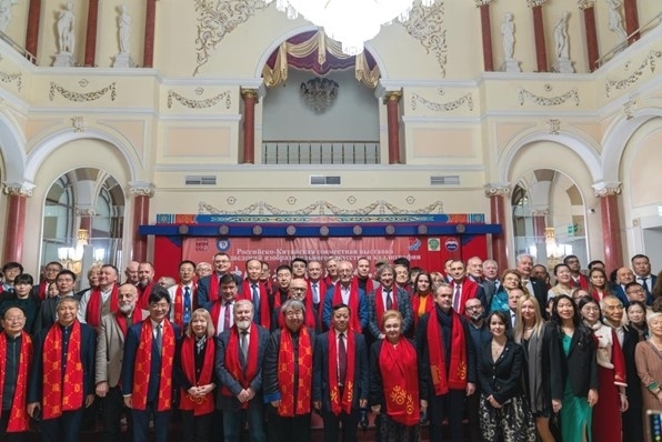 中俄書法美術(shù)作品聯(lián)展與會(huì)來賓共同合影留念。駐俄羅斯使館供圖