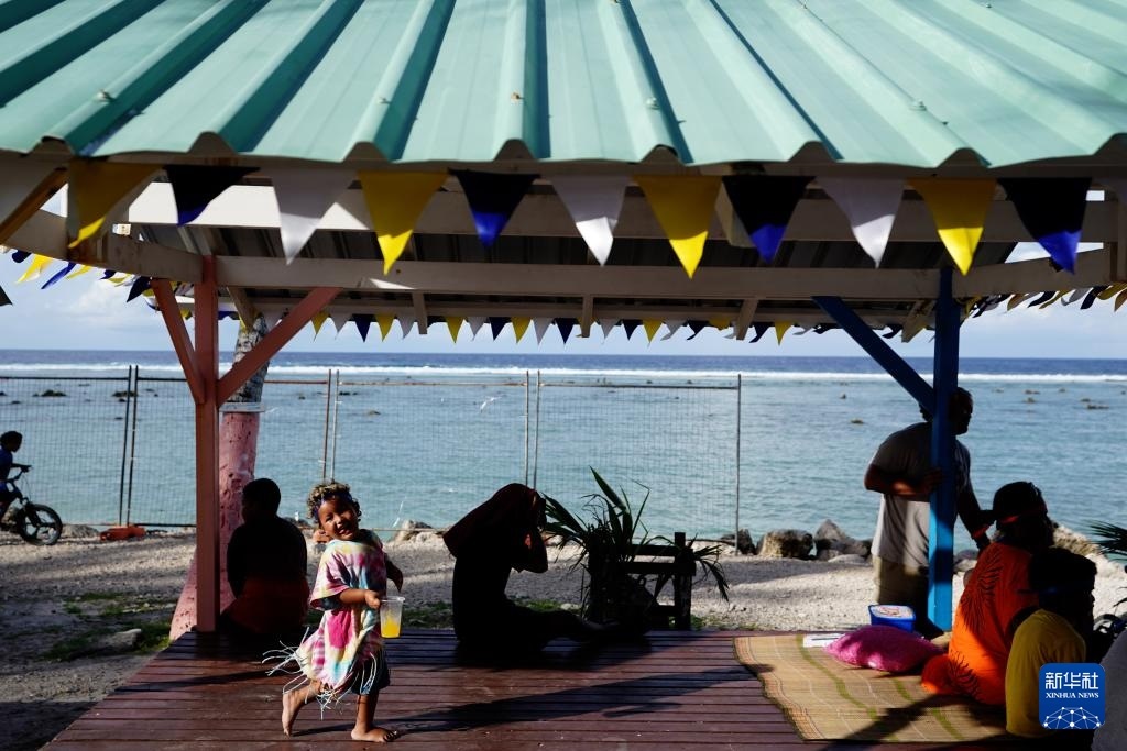 1月20日，當(dāng)?shù)厝嗽阼斠惶幒┬蓍e娛樂(lè)。新華社記者 王申 攝