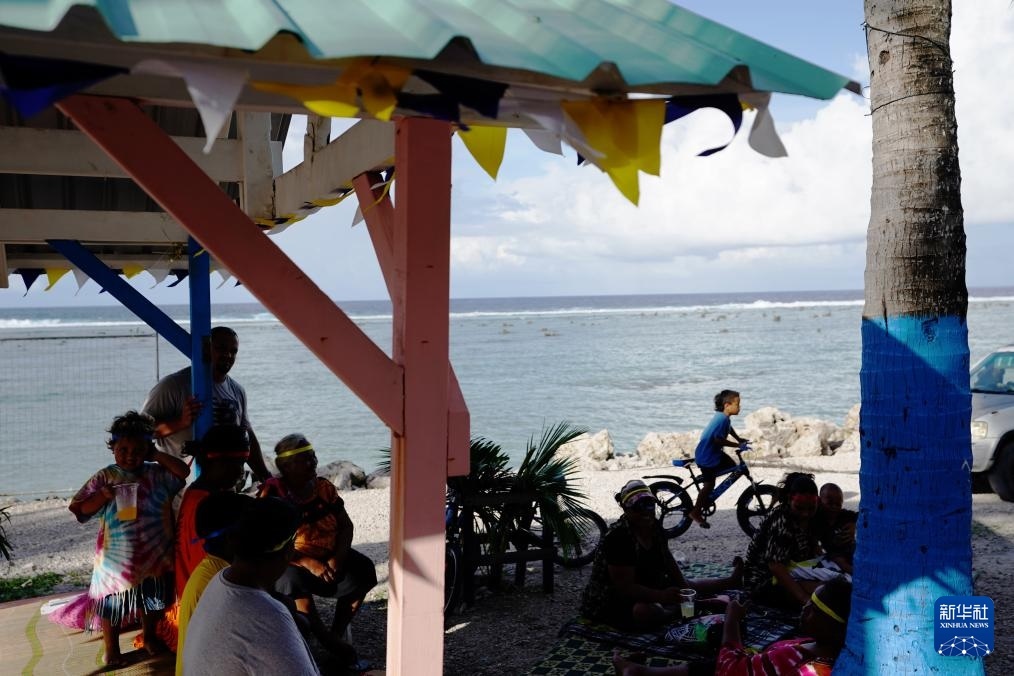 1月20日，當(dāng)?shù)厝嗽阼斠惶幒┬蓍e娛樂(lè)。新華社記者 王申 攝