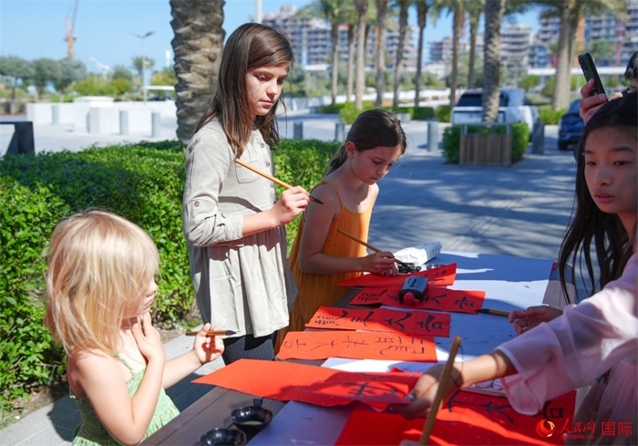 小朋友體驗(yàn)書法創(chuàng)作。人民網(wǎng) 塔里克·易卜拉欣攝