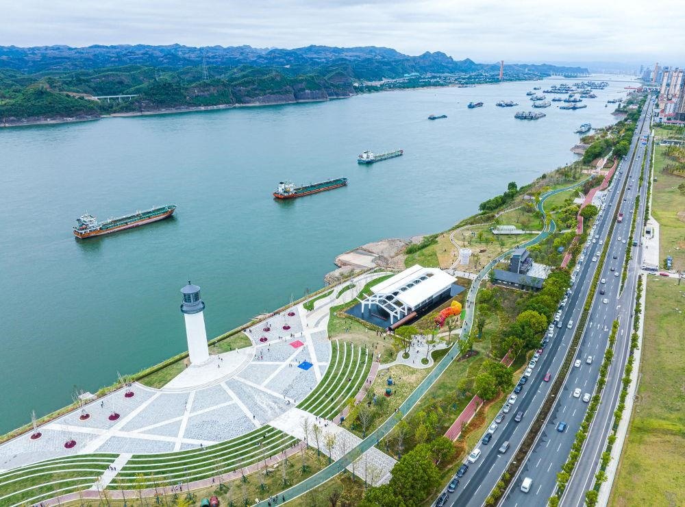 △湖北宜昌市濱江公園燈塔廣場(chǎng)。該廣場(chǎng)是在實(shí)施岸線復(fù)綠等綜合措施后，由老舊碼頭改造而成。