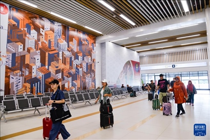 1月24日，在印度尼西亞雅加達(dá)哈利姆站，乘客在候車大廳內(nèi)行走。新華社記者 徐欽 攝