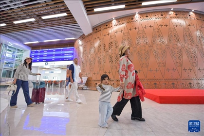 1月24日，在印度尼西亞雅加達(dá)哈利姆站，乘客在候車大廳內(nèi)行走。新華社記者 徐欽 攝