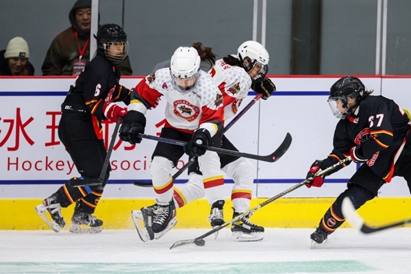 雙方球員爭搶。中國冰球協(xié)會供圖