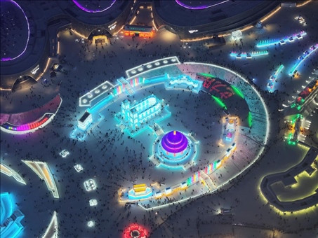 這是2023年12月27日在哈爾濱冰雪大世界拍攝的以巴黎圣母院和北京天壇為核心的冰建景觀群。