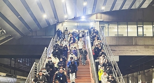 2024年鐵路春運今日啟動，旅客進入站臺準備乘車。人民網(wǎng)記者 喬雪峰攝