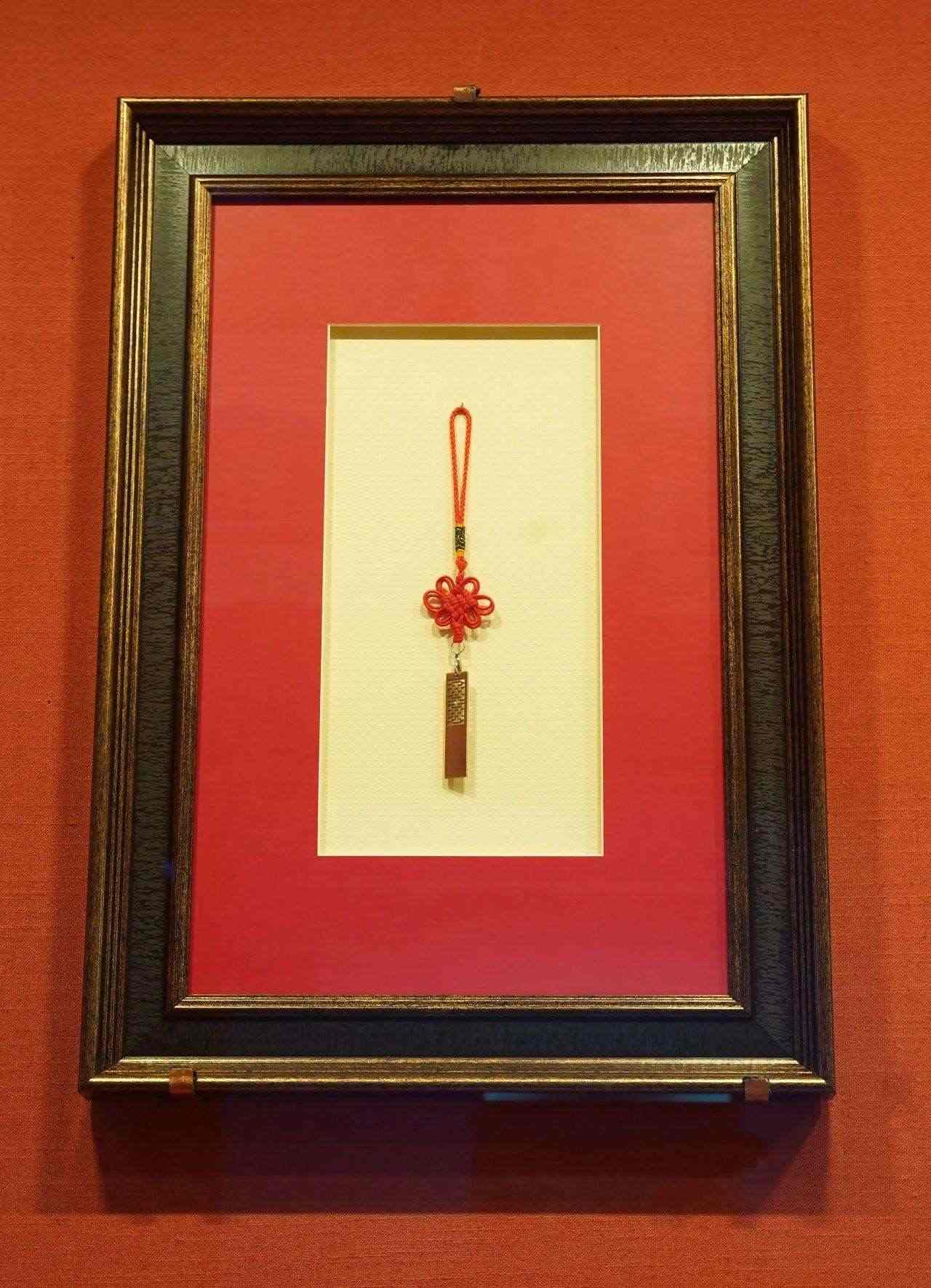 2017年5月，時(shí)任肯尼亞總統(tǒng)烏胡魯·肯雅塔贈(zèng)送習(xí)近平主席的蒙內(nèi)鐵路紀(jì)念U盤(pán)。