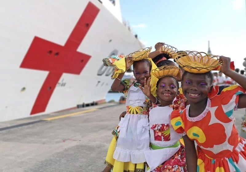 2018年10月，在安提瓜和巴布達(dá)首都圣約翰，當(dāng)?shù)匦∨笥焉泶﹤鹘y(tǒng)服裝歡迎中國(guó)海軍“和平方舟”醫(yī)院船首次到訪。