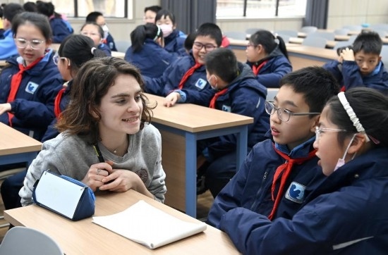  2023年12月18日，在西安新城區(qū)后宰門小學(xué)進(jìn)行的中法校園文化周法語語言沙龍上，西安法語聯(lián)盟的老師與學(xué)生進(jìn)行互動(dòng)。新華社記者 劉瀟 攝