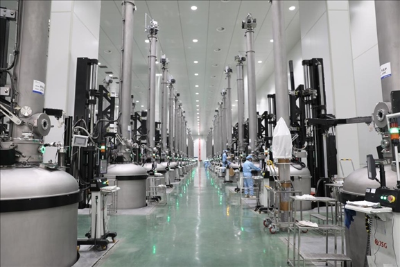 曲靖經(jīng)開區(qū)晶澳太陽能生產(chǎn)車間場景。 葉倬瑋攝