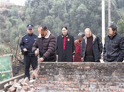  圖③：庭審結(jié)束后，在法官的見證下，陳某在院壩邊重新開鑿一條通道。