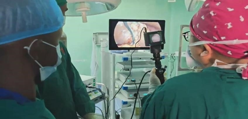 吳巍醫(yī)生（右一）在開展雙鏡聯(lián)合手術(shù)。中國援桑醫(yī)療隊供圖